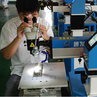 針對稍大模具，可轉向觀察操作